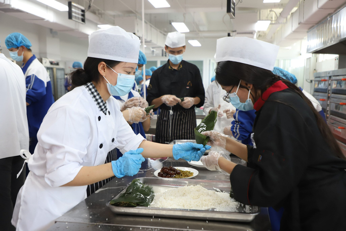 餐饮教学现场。第七师胡杨河职业技术学校 提供