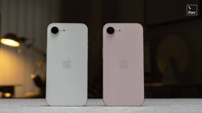 ▲ 左：iPhone 16e；右：iPhone 17e，如果不是新配色，几乎完全没差别