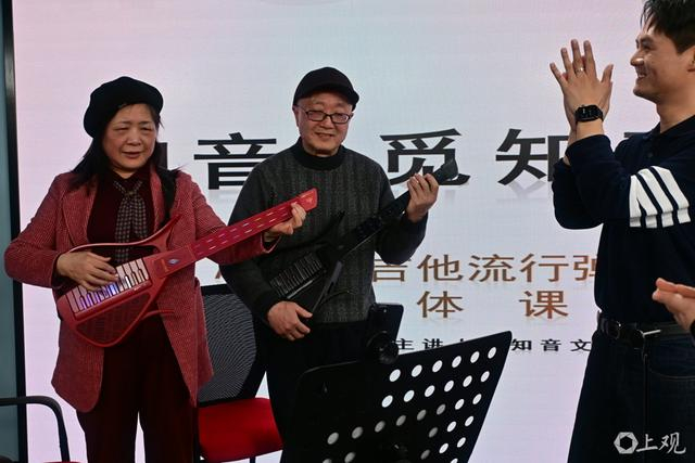 无弦吉他弹唱。徐瑞哲 摄