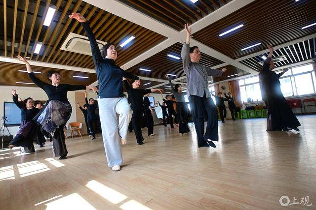 学跳古典舞。徐瑞哲 摄