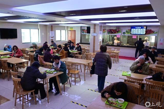 午间食堂用餐。徐瑞哲 摄