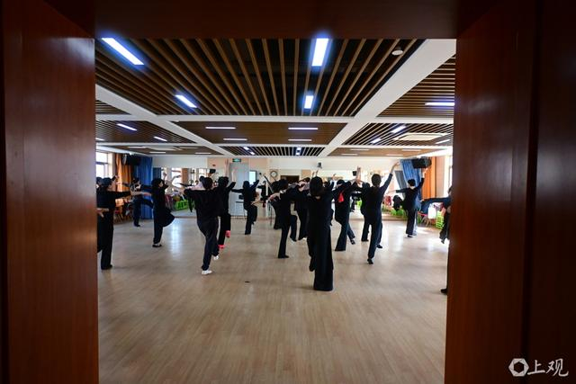 形体艺术课练功。徐瑞哲 摄