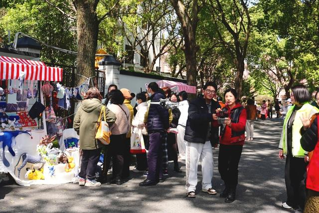 老年人正在体验无人机课程。校方供图