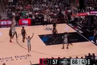 瞄准MVP去了！文班亚马点飞卡佩拉 弧顶压哨三分一箭穿心！