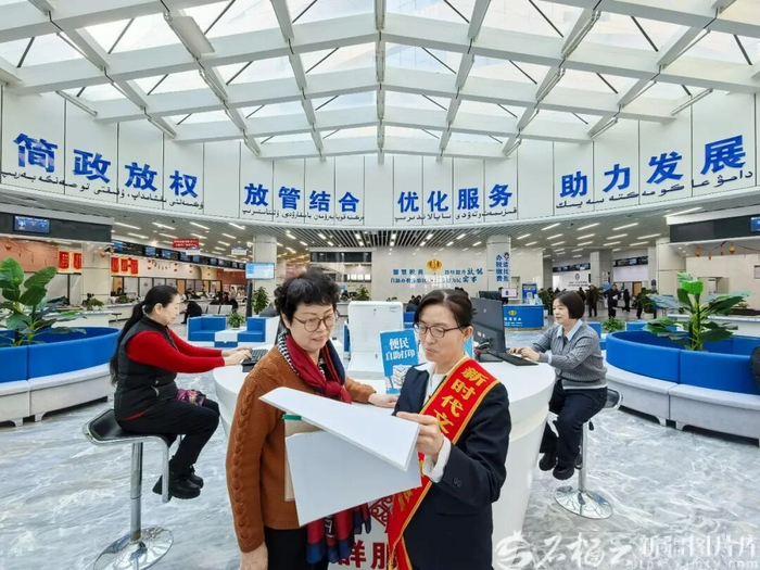 3月4日，在沙湾市政务服务中心，工作人员向市民介绍如何办理医保等相关情况。李雄心 摄