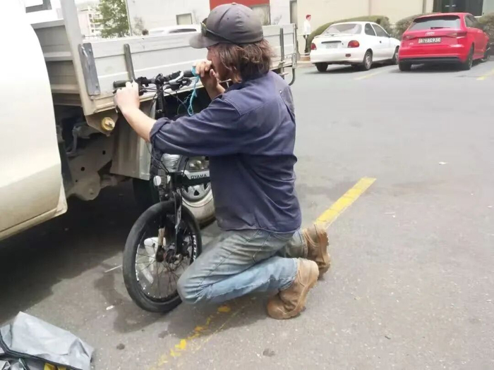 李冬菊的干儿子帮她修车