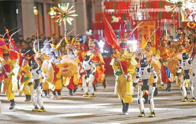 机器人“旺来”艺术团在中山路参与宋江阵表演。（厦门日报记者 林铭鸿 摄） 