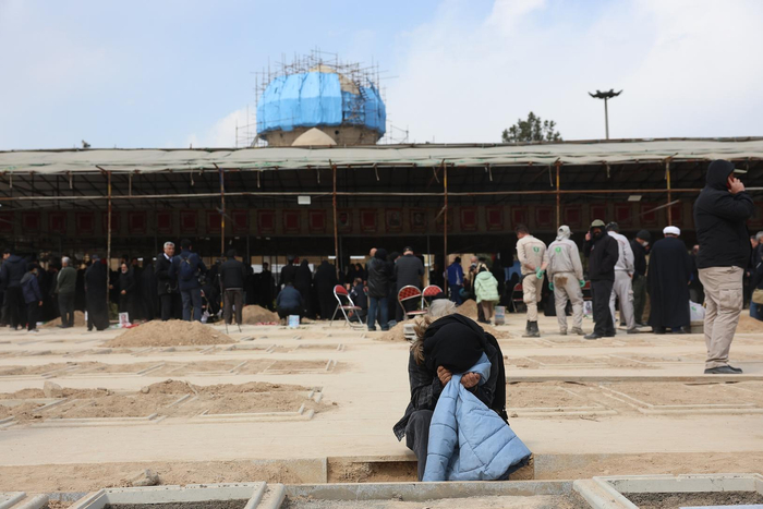 ▲当地时间2026年3月9日，伊朗德黑兰，家影民众在南部的贝赫什特·扎赫拉公墓参加伊朗与以色列美国冲突中遇难者的葬礼 图据视觉中国