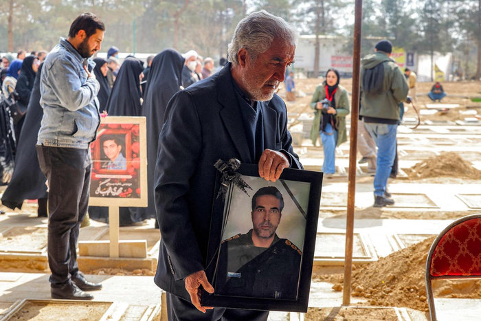 　　▲当地时间2026年3月9日，伊朗德黑兰，一名哀悼者在墓前手持近期美以空袭中遇难者的相框 图据视觉中国