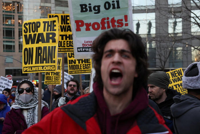 ▲当地时间2026年3月2日，美国纽约，民众举行示威游行活动，抗议美国和以色列对伊朗发动袭击 图据ICphoto