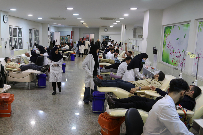 ▲当地时间2026年3月7日，伊朗德黑兰，民众在德黑兰献血中心为在以色列和美国对伊朗的袭击中受伤的人员献血 图据视觉中国