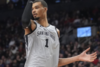 文班：我们想发挥出最佳水平 我有时仍需要有球在手并主导进攻