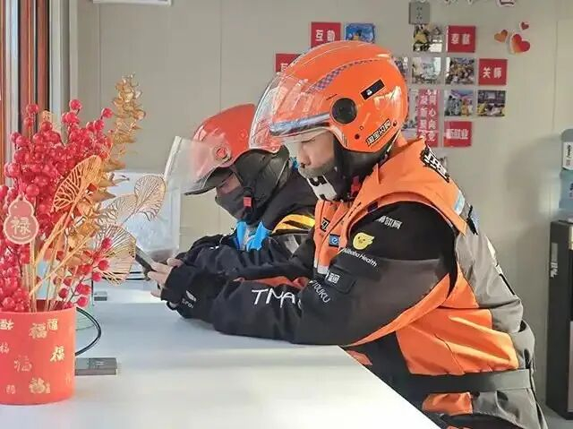 外卖小哥在暖心驿站内休息