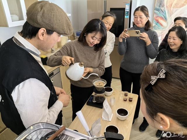 学习手冲咖啡。徐瑞哲 摄