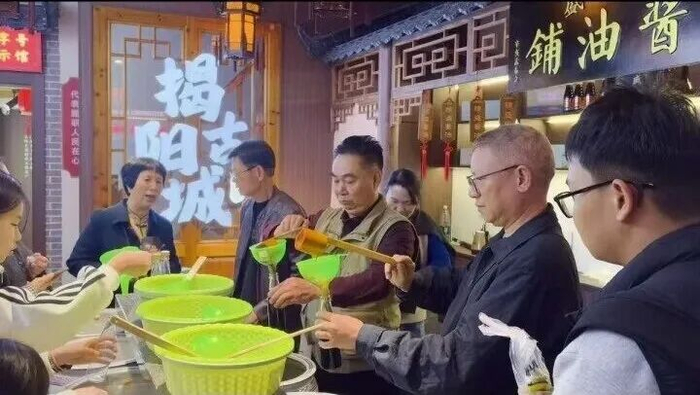 体验打酱油的市民游客纷至沓来。