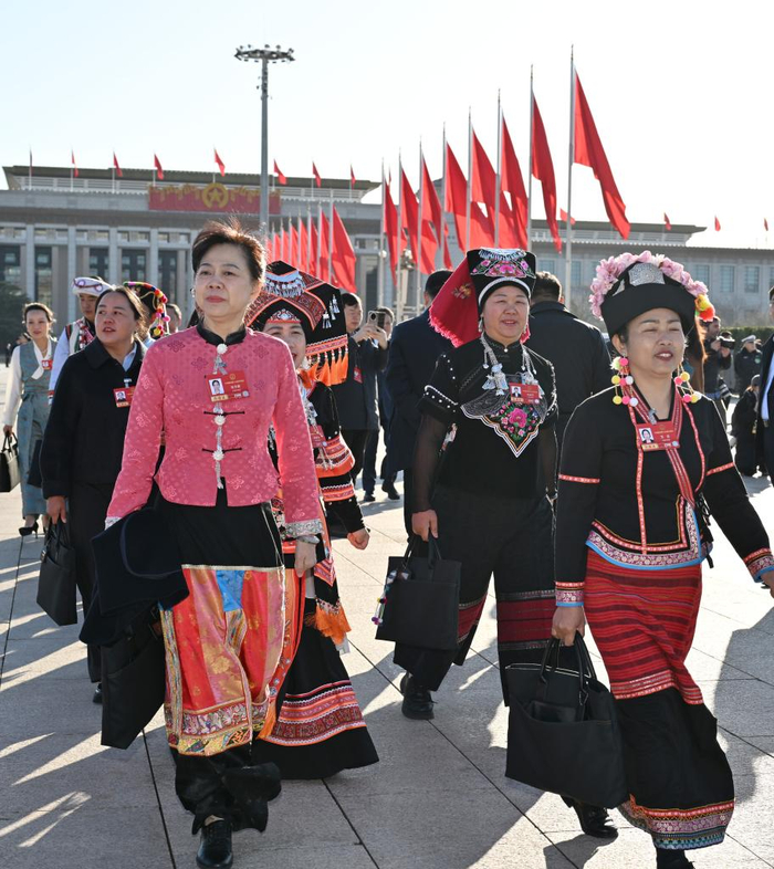 3月9日，十四届全国人大四次会议在北京人民大会堂举行第二次全体会议。这是全国人大代表走向会场。新华社记者 陈益宸 摄