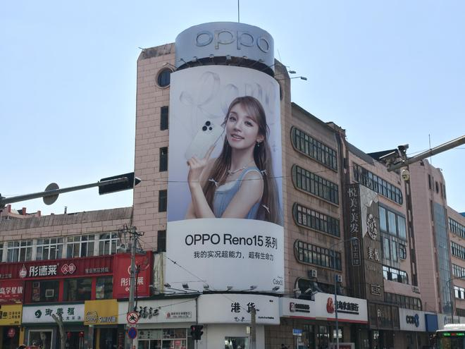  OPPO Reno系列线下广告 界面新闻记者摄