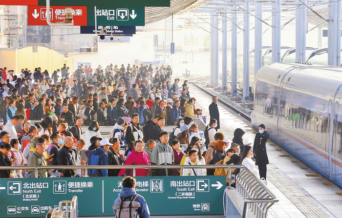 2月2日，旅客在昆明火车站站台等待上车。记者 周灿 摄