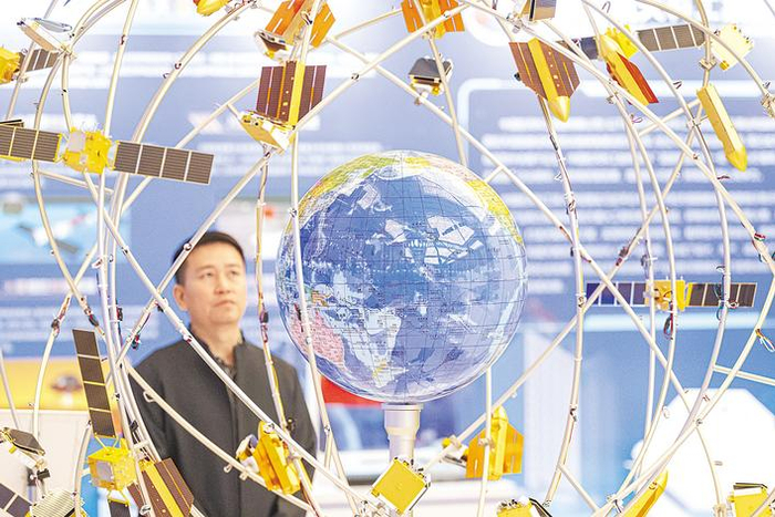 2025年12月3日，一名嘉宾在“楚天”星座的模型前参观。 （湖北日报全媒记者 任勇 摄）