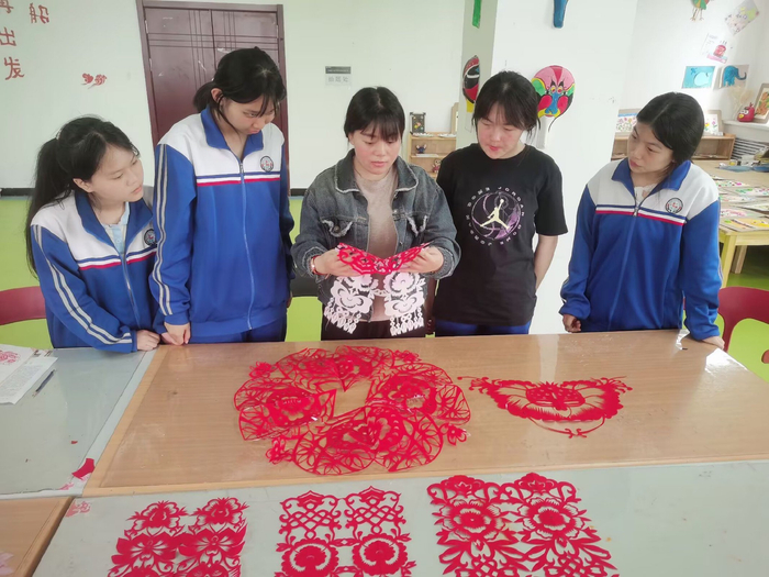 学校的剪纸课堂。第七师胡杨河职业技术学校 提供