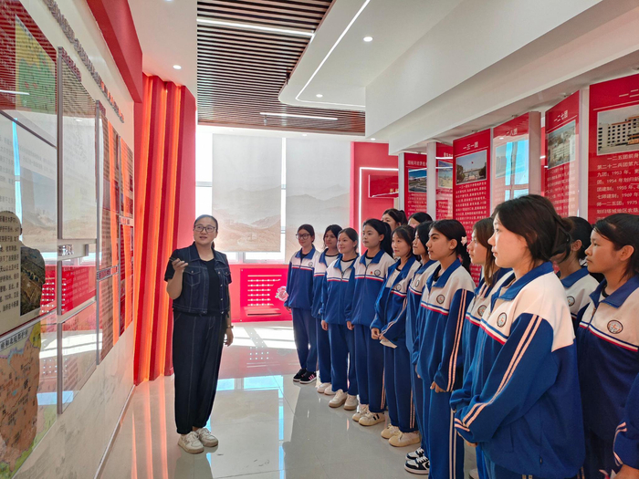 师生参观红色教育基地。第七师胡杨河职业技术学校 提供
