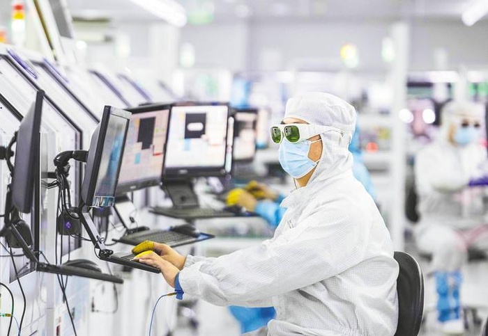 黄石锐科激光器智能制造基地，员工正在赶制各类激光器及核心器件。 （湖北日报全媒记者 薛婷 摄）