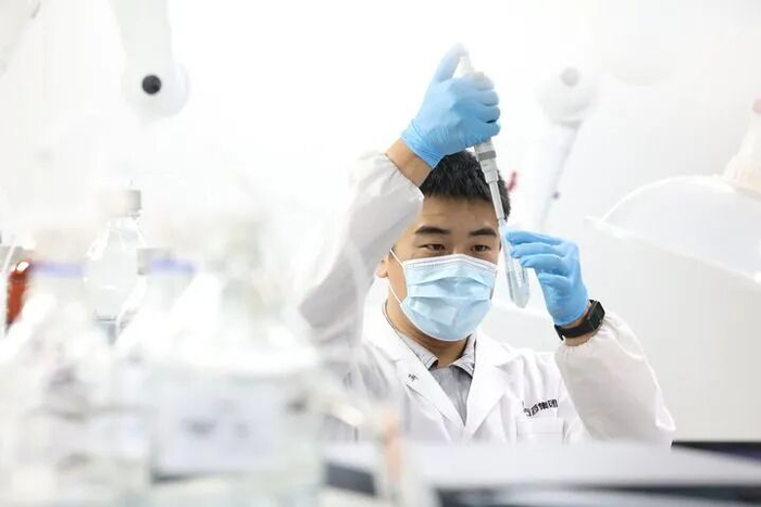 石药集团研发人员进行液相实验。（梁子栋 摄）