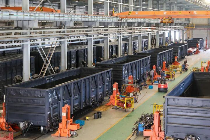 中车石家庄车辆有限公司总装车间。（张晓峰 摄）