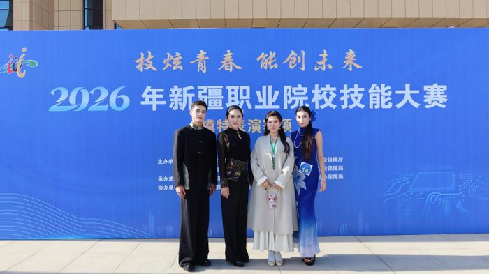 学校师生参赛留念。第七师胡杨河职业技术学校 提供