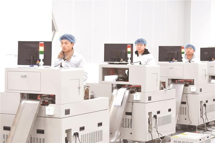 贵州煜晖电子产业投资有限公司的技术人员正在灯带车间生产线上忙碌。  赵松 摄