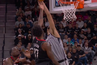 太变态了！文班右手还和卡佩拉卡着位 突然暴起左手鹰爪血帽伊森