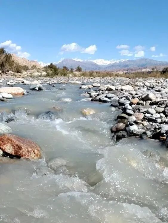 冰川雪融河流，柯柯牙河浇灌苹果园