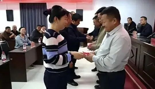 牧民拿到全国首批“草票”分红