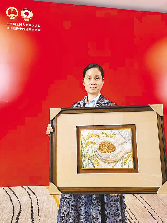湖北“女粮王”带着“金饭碗”上两会_新浪新闻