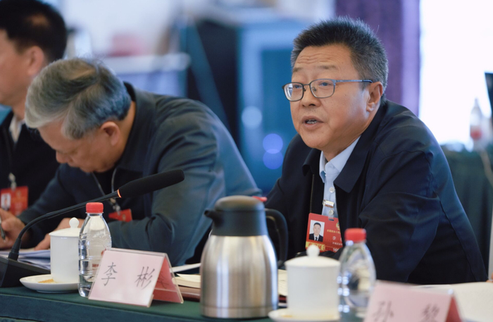 3月8日，全国政协委员李彬（右）围绕统筹山水林田湖草沙一体化保护和系统治理建言献策。草原云·内蒙古新闻网记者 王鹏摄