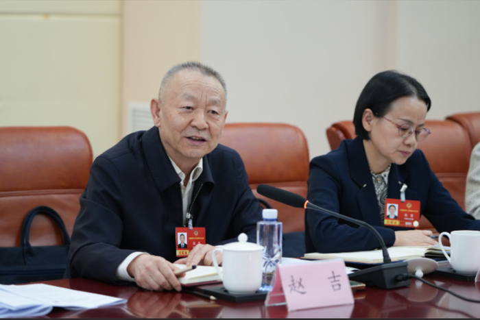 3月9日，全国政协常委赵吉（左）建议，加强“沙戈荒”新能源基地建设，在创新指标中增加绿色算力指标。草原云记者 王鹏摄