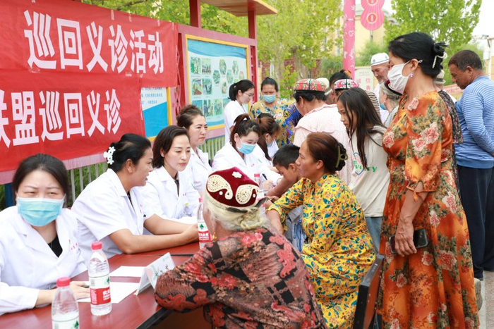 吴玲燕（左三）与同事参加巡回义诊活动。吴玲燕 提供