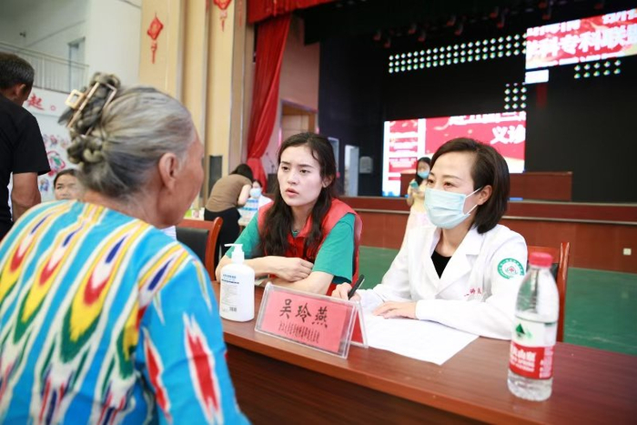 吴玲燕在义诊中为群众看诊。吴玲燕 提供