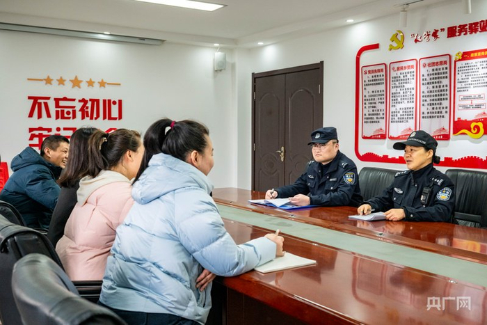 邻里纠纷中，民警耐心倾听化解心结（央广网发  合肥市公安局包河分局供图）