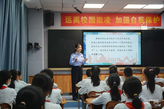 “小荷姐姐”爱心服务队走进校园开展普法（央广网发  荷叶地派出所供图）