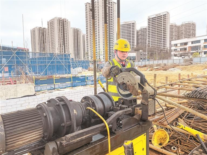 华东师范大学贵阳附属学校项目现场，工人正在抓紧施工。 刘娟 摄