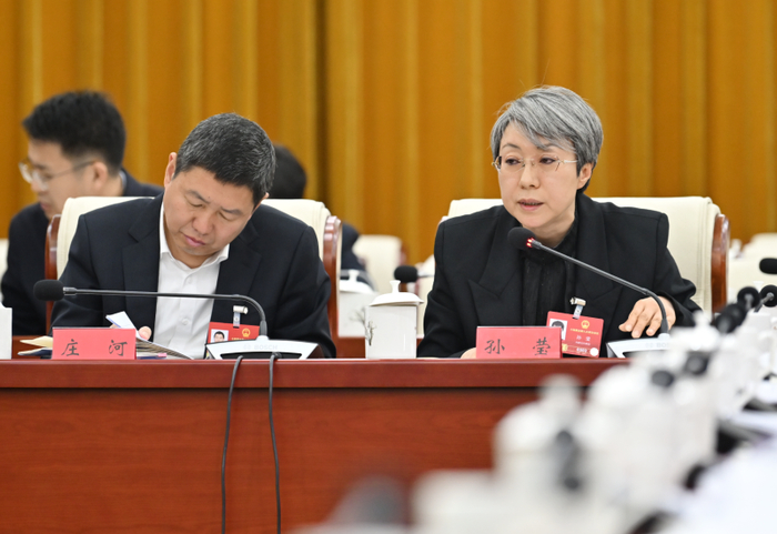 3月9日，全国人大代表孙莹（右）建议，加快推进针对物业管理领域的立法。草原云·内蒙古新闻网记者 马建兵摄