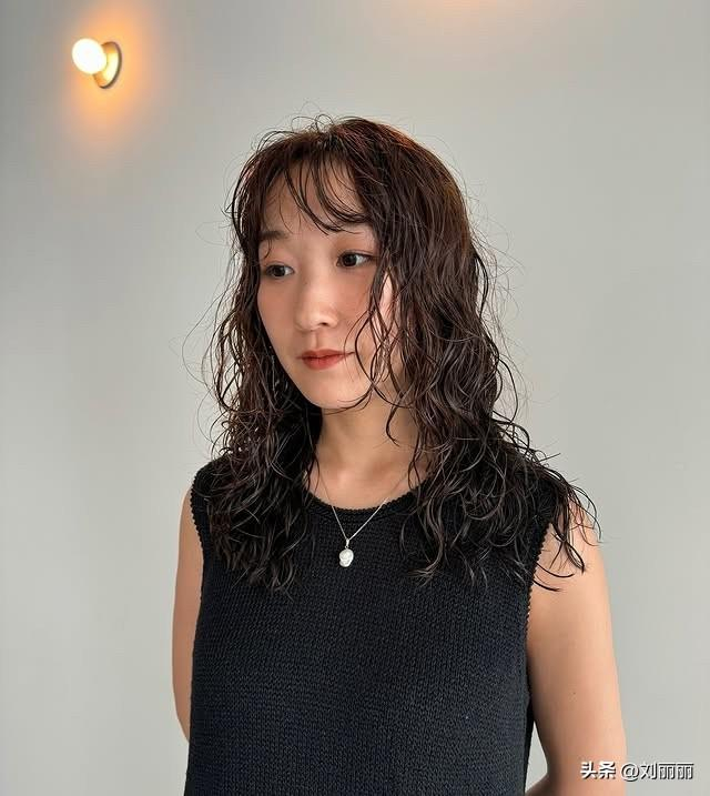 慵懒波浪卷:解锁不费力的氛围感发型密码|刘海|短卷发|护发精油|卷发|修饰_新浪新闻