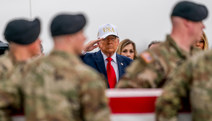 　　▲当地时间2026年3月7日，美国特拉华州多佛，美国总统特朗普向覆盖国旗的灵柩敬礼，灵柩中是在冲突中死亡的美军士兵遗体 图据视觉中国