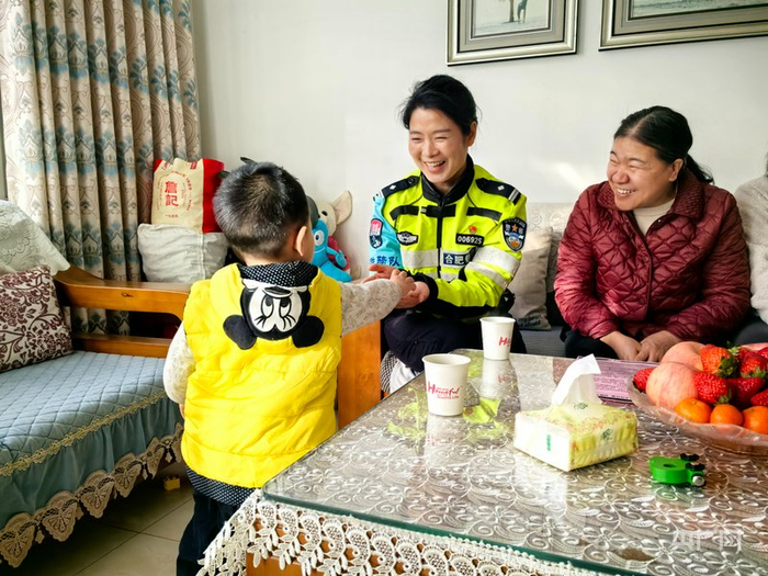 “庐小骑”志愿服务队开展志愿服务（央广网发  合肥市公安局交警支队女子铁骑队供图）
