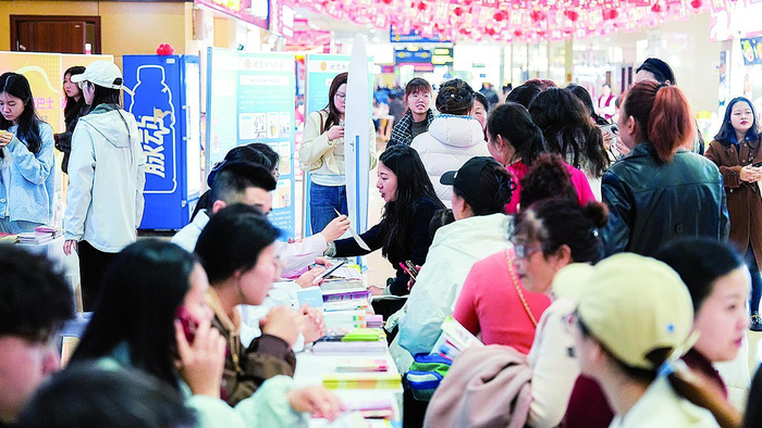     重庆市总工会在南岸区开展“情系女职工 法在你身边”2026女职工普法宣传活动