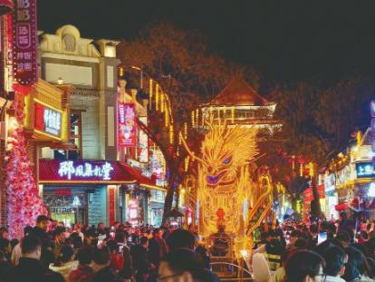 春节假期，好南关街区特色活动吸引了众多游客前来打卡游玩。韩文洲摄