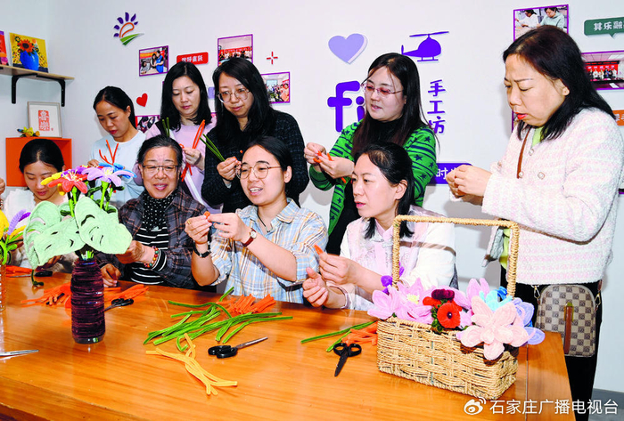 ▲石家庄市新华区在上河原著社区举办了手工制作培训，提高居民的就业技能。首席记者　张 震 摄