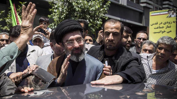 　·在一张未标注日期的照片中，穆杰塔巴在参加活动。（伊朗伊斯兰革命卫队官方账号）