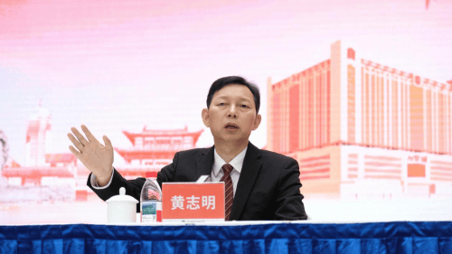 ▲万家丽实业集团董事长黄志明先生作重要讲话